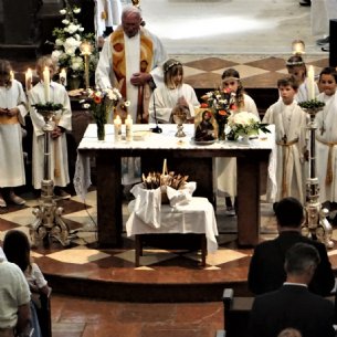 Die Erstkommunionkinder um den Altar © Verena Brucker