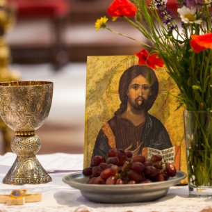 Der mit der Jesusikone geschmückete Volksaltar © Verena Brucker