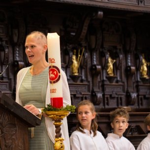 Eine Mutter bei der Lesung der Erstkommunion © Verena Brucker