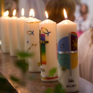 Selbst verzierte Erstkommunionkerzen © Verena Brucker