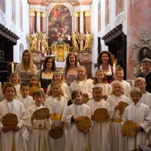 Gruppenfoto der Erstkommunionkinder mit den Lehrern © Verena Brucker