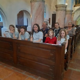 Warten auf den Beginn der Messe &copy; M. Löffelberger