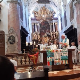 Pfarrer Lehenauer im Gespräch mit den Minis &copy; M. Löffelberger