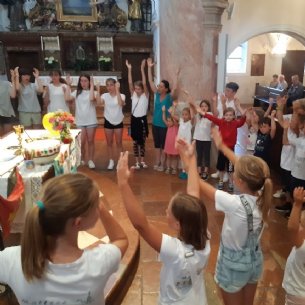 Eine große Gemeinschaft um den Altar beim Vater unser &copy; M. Löffelberger