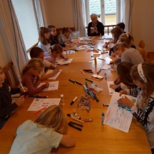 Basteln und Bemalen unserer Rücksäcke &copy; Löffelberger