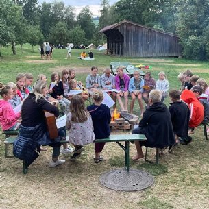 Gemeinsames Singen am Lagerfeuer © Löffelberger