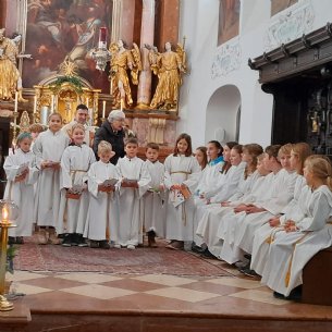 Die neuen Minis eingekleidet und in die Gemeinschaft der Minis aufgenommen. &copy; M. Löffelberger