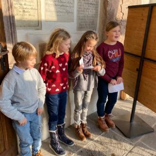 Bevor wir Kleider bekommen, singen wir unser Lied vor. © M. Löffelberger