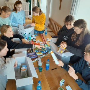 Die "Altschar" beim Backen der Pakekte für die Flachgauer Tafel © M. Löffelberger