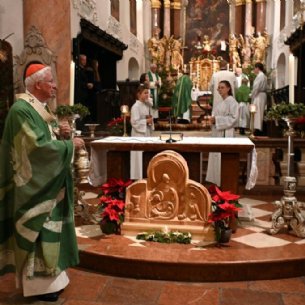 Der Erzbischof beräuchert den Altar © Hiwa Haghshi EDS