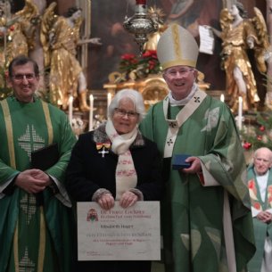 Pfarrer Franz Lusak mit Frau Elisabeth Hager und EB Lackner © Hiwa Haghshi EDS