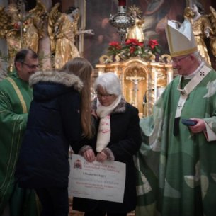 Der Orden wird Frau Elisabeth Hager angesteckt © Hiwa Haghshi EDS