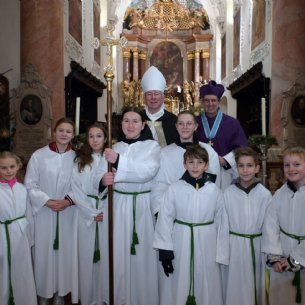 Unsere Ministranten mit Erzbischof Franz Lackner und Pfarrer Franz Lusak © Hiwa Haghshi EDS