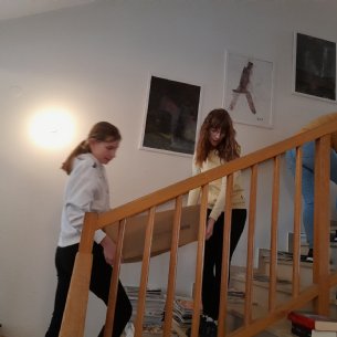 Die Schachteln sind ganz schön schwer! &copy; M. Löffelberger