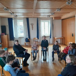 Mit unserem Pfarrer und Gisela sprachen wir über unsere Taufe © M. Löffelberger