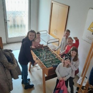 ... und die Mädchen spielen Tischfussball! © M. Löffelberger