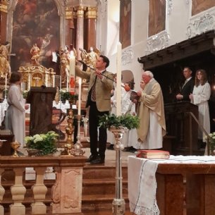 Beim Gloria werden alle Kerzen der Kirche mit dem Osterlicht entzündet. © M. Löffelberger