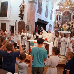 In großer Gemeinschaft beim Vater unser &copy; M. Löffelberger