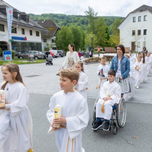 Festzug zur Kirche &copy; Chris Hofer