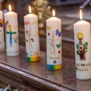 Die selbst verzierten Erstkommunionkerzen &copy; Chris Hofer