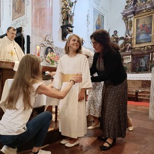 Marijke erhält ihr Tauf- und Erstkommunionkleid © privat