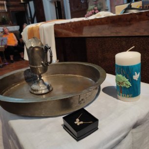 Taufwasser, -kerze, -kleid und -andenken © privat