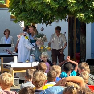 Verabschiedung des Herrn Pfarrer durch Frau Direktor © Gisela Hartinger