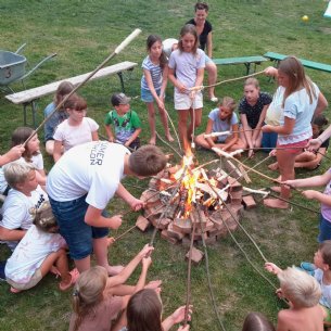 Abends wird am Lagerfeuer gegrillt und Stockbrot gemacht &copy; Maria Löffelberger