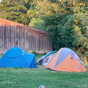 6 Jugendliche - unsere Altschar - in ihren Zelten &copy; Maria Löffelberger
