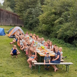 41 Kinder warten auf das Essen &copy; Maria Löffelberger