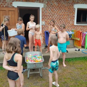 Wsserbomben befüllen &copy; Maria Löffelberger