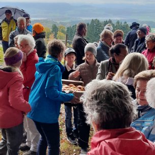Nach der Messe wird Brot geteilt © Maria Löffelberger