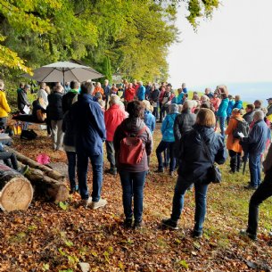 Trotz leichtem Regen sind viele Mitfeiernde gekommen © Maria Löffelberger