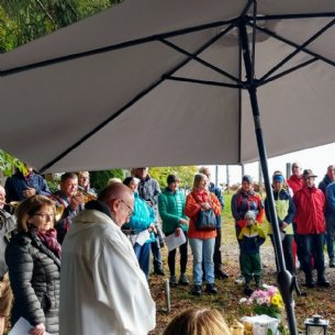 Pfarrer Alois Ramsauer feierte die feierliche Hl. Messe © Gisela Hartinger