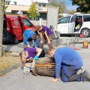 dieser Mistkübel ist schon sehr kaputt &copy; M. Löffelberger