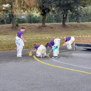 Fahrstreifen für kleinere Kinder werden aufgemalt &copy; M. Löffelberger