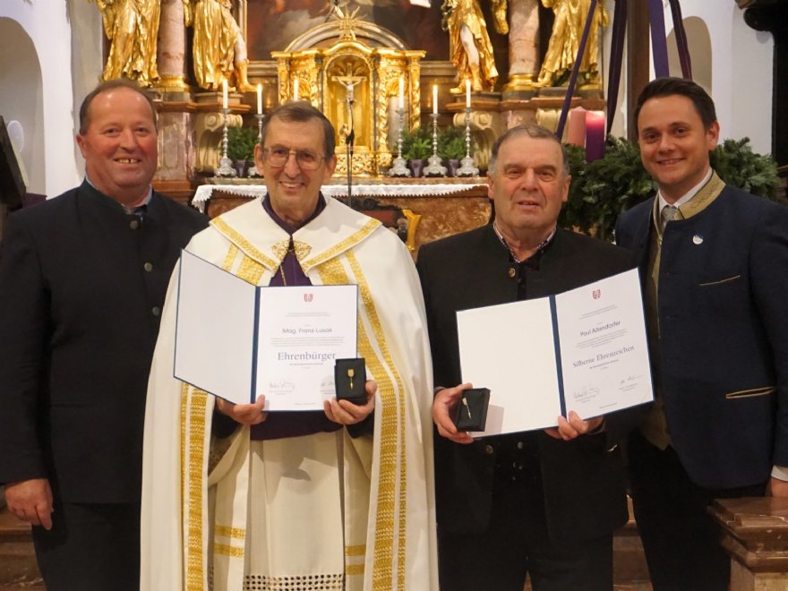 Ehrenbürger Propst em. Franz Lusak und Paul Altendorfer (Silbernes Ehrenzeichen), Tassilovesper 2023 © Mailsinger Matthäus