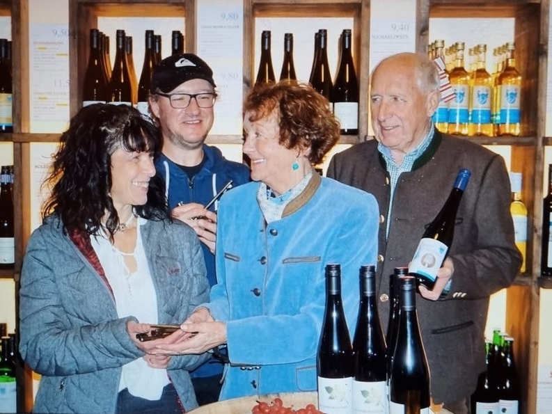 Schlüsselübergabe im Weinkeller: Christi Wengler, Rainer Domas, Hedi & Erwin Kainz © Maislinger Matthäus