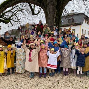 Nach dem Sternsingergottesdienst ein Gruppenbild. © Maria Löffelberger