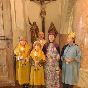 Pfarrer Alois Ramsauer und seine Dreikönigs-Ministranten warten auf die Sternsinger in der Kirche © Maria Löffelberger