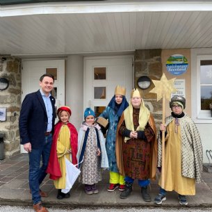 Vor dem Gemeindeamt mit unserem Herrn Bürgermeister © Maria Löffelberger