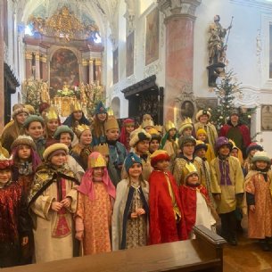 Ein Gruppenfoto in der Kirche beim Sternsingergottesdienst © Maria Löffelberger