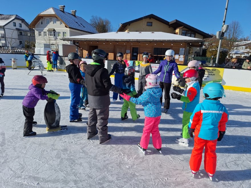 Eislaufen_Jungschar &copy; Pfarre_Löffelberger