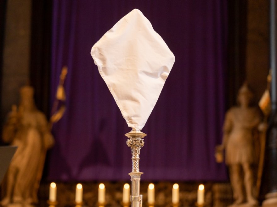 Verhülltes Kreuz © glaubeimbild.at_Erzdiözese Wien_SchönlaubStephan