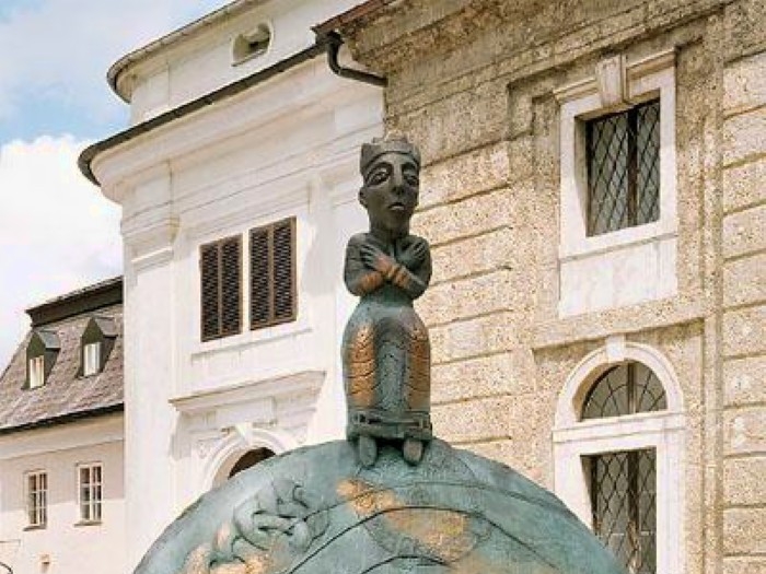 Tassilodenkmal auf dem Stiftsplatz in Mattsee (Lotte Ranft). © Verlag St. Peter Salzburg