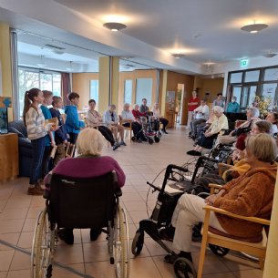 Karfreitagsratschen im Seniorenheim Haus Weyerbucht &copy; Pfarre Mattsee