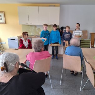 Karfreitagsratschen im Seniorenheim Haus Weyerbucht &copy; Pfarre Mattsee