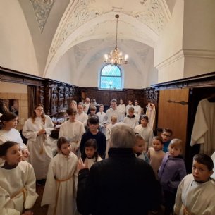 Letzte Anweisungen in der Sakristei © Pfarre Mattsee-Löffelberger