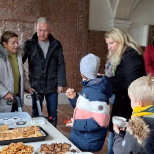Zum Abschluss gab es eine Agape im Kreuzgang © Pfarre Mattsee-Löffelberger