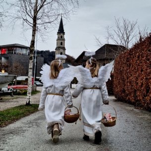 Engerl und der Hl. Nikolaus © Pfarre_Mattsee_M.Löffelberger
